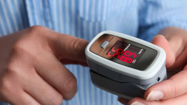 Is there a fitness tracker that monitors oxygen levels?